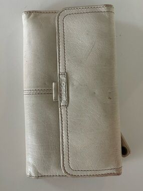 Fossil Women's Light Cream Leather Clutch Wallet